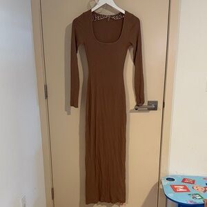 💛5 for $50 Long Sleeve Scoop Neck Maxi Dress in Brown